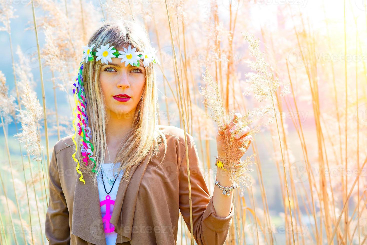 meisje hippie indie-stijl in de natuur foto