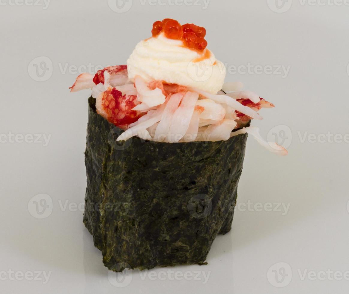 Sushi Kani Met Saus Plakjes Krab Garnalen Geïsoleerd Op Een Witte Achtergrond foto