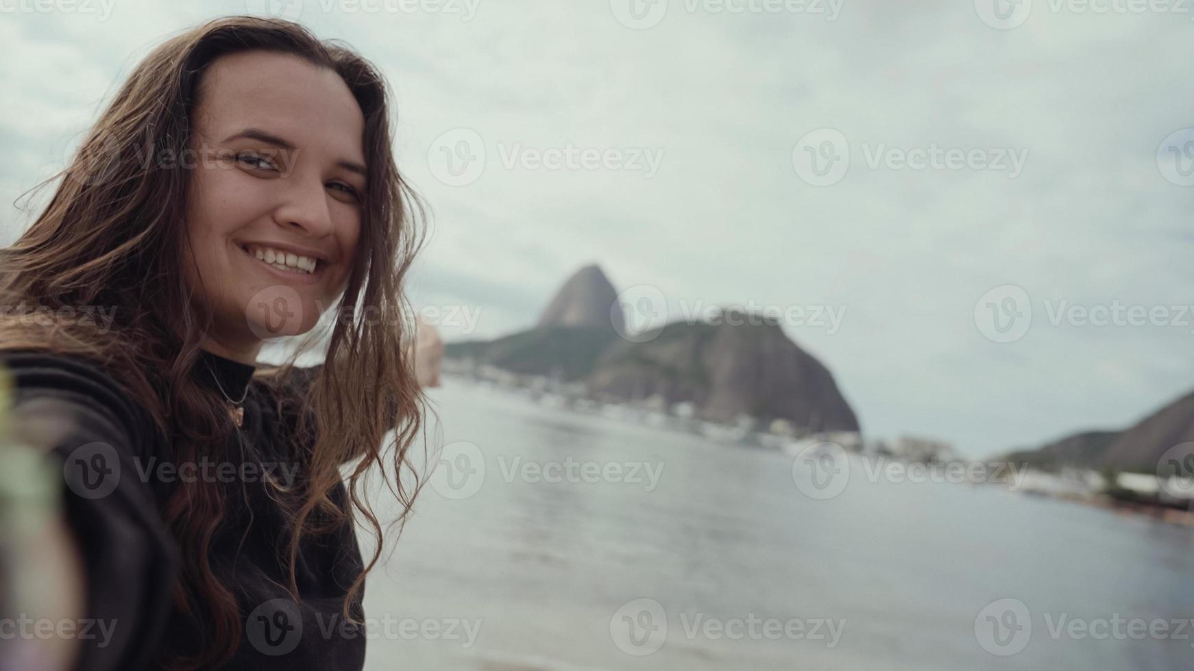 latijns jong meisje, beroemd strand rio de janeiro, brazilië. Latijnse zomervakantie vakantie. foto