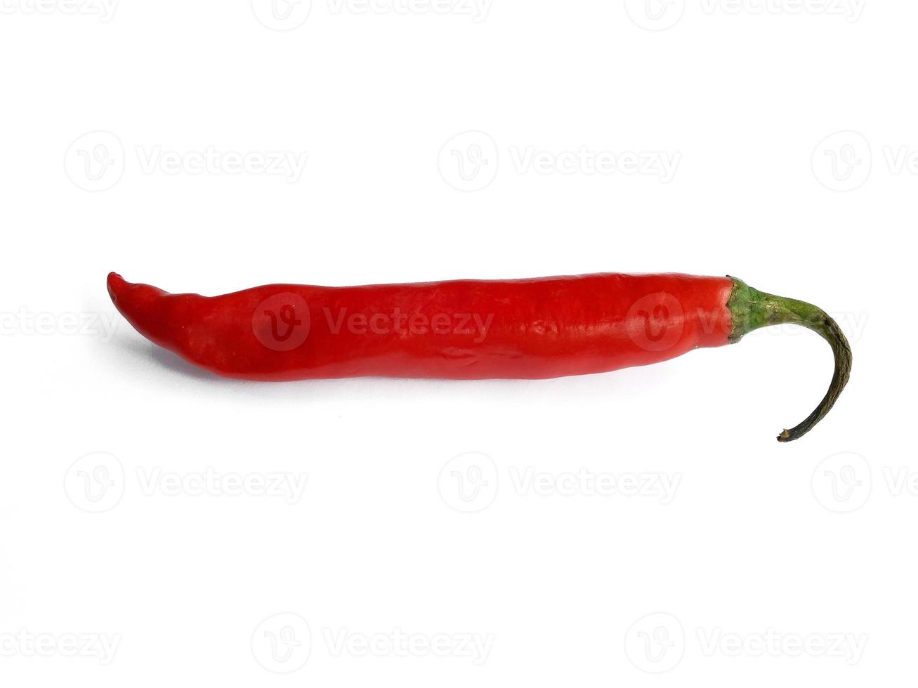 hete rode chilipeper. Chili peper geïsoleerd op een witte achtergrond foto