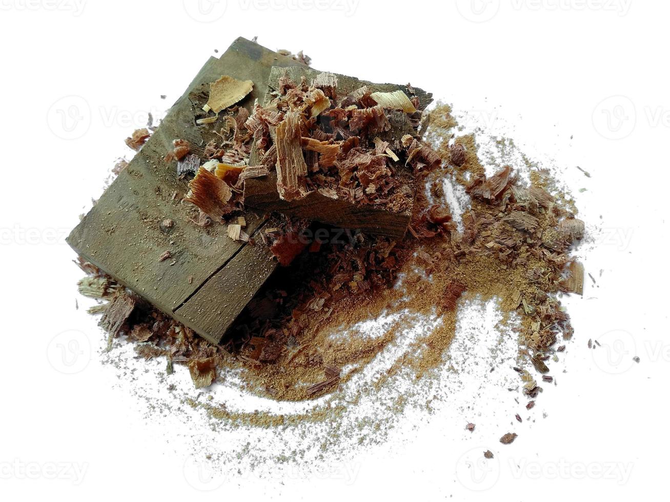hout sawdust.pile van houtkrullen of hout poeder geïsoleerd op een witte achtergrond foto