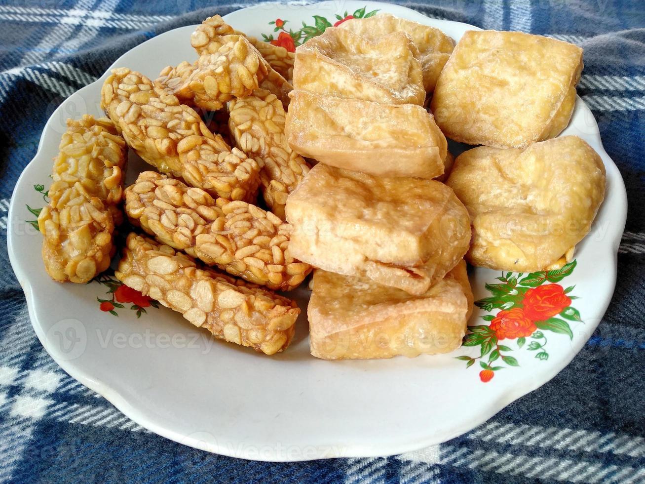 gebakken tempeh en tofu op een bord. Indonesisch culinair eten foto