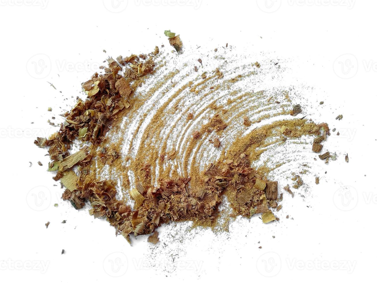hout sawdust.pile van houtkrullen of hout poeder geïsoleerd op een witte achtergrond foto