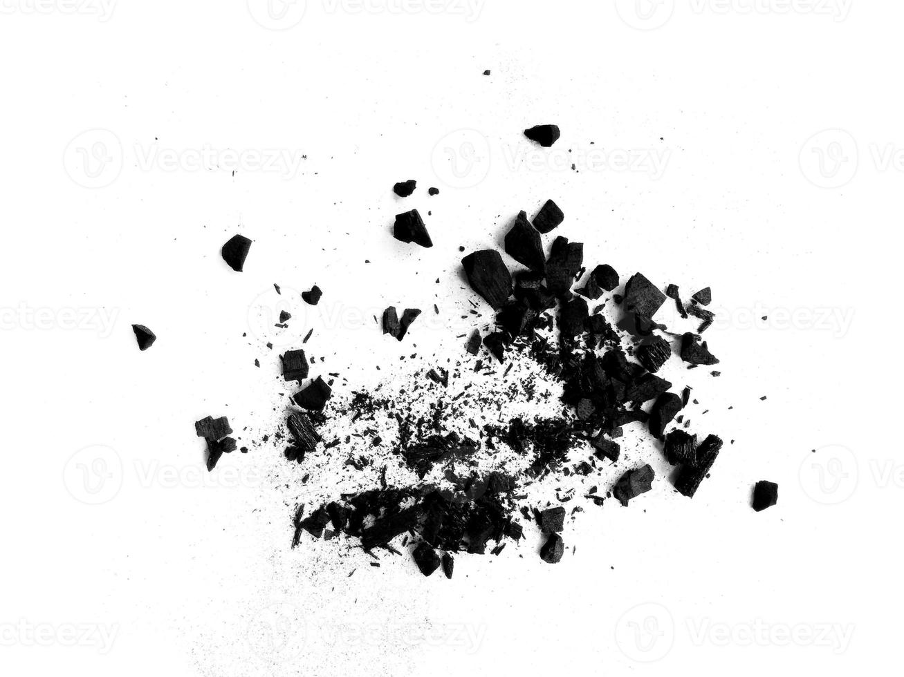houtskool of kolenstof. zwarte houtskool textuur. zwart hout houtskool stof geïsoleerd op een witte achtergrond foto