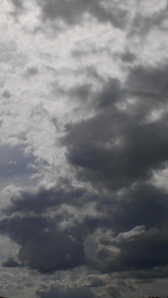foto van witte wolkenlucht op een warme dag