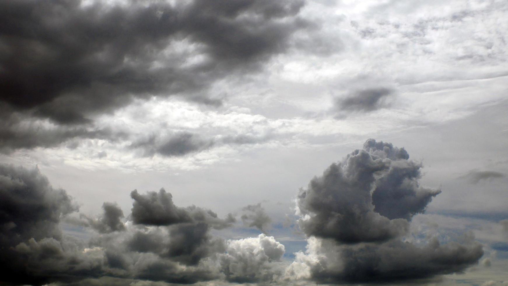 foto van witte wolkenlucht op een warme dag