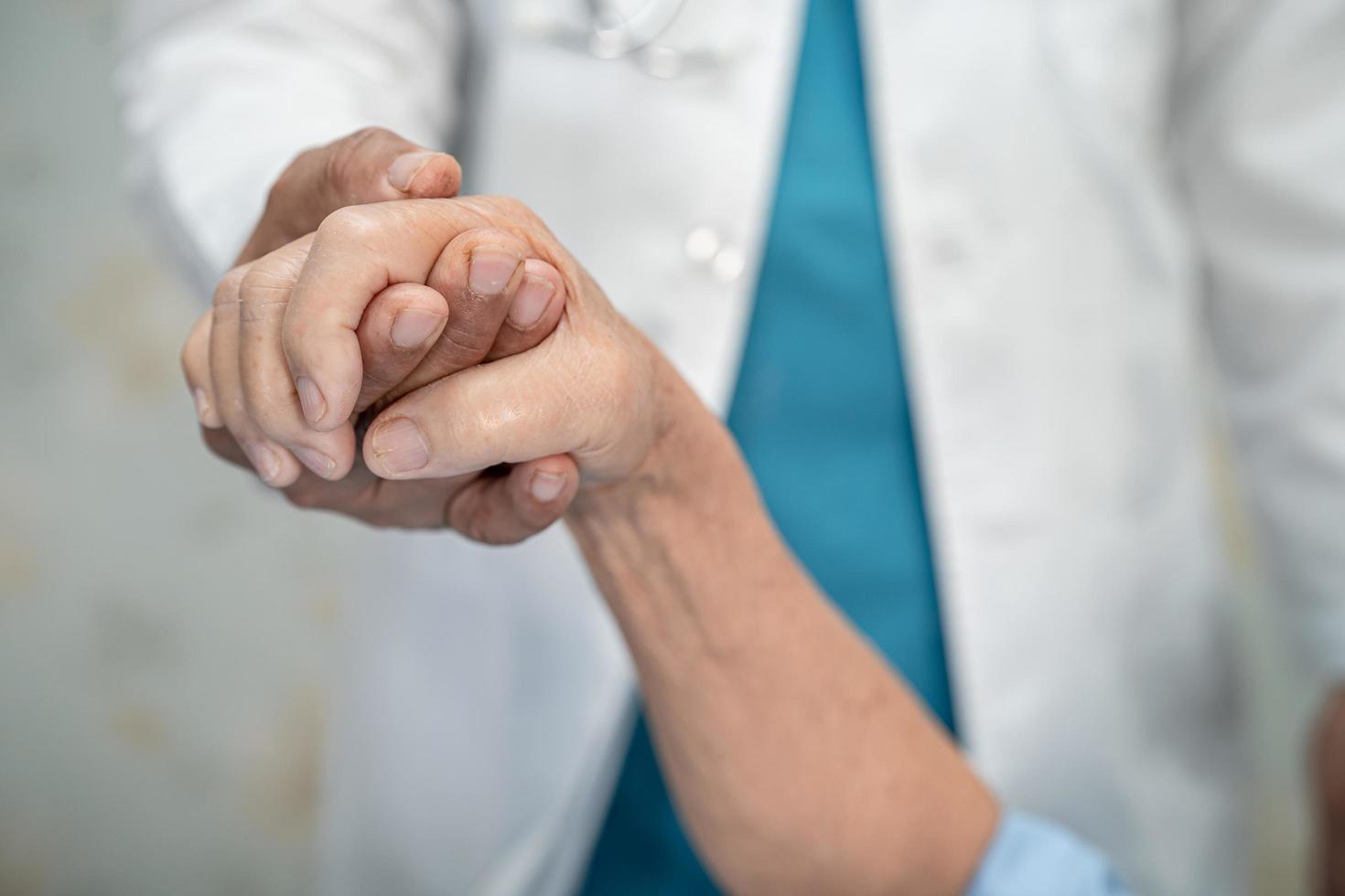 hand in hand aziatische senior of oudere oude dame vrouw patiënt met liefde, zorg, aanmoediging en empathie op verpleegafdeling ziekenhuis, gezond sterk medisch concept foto