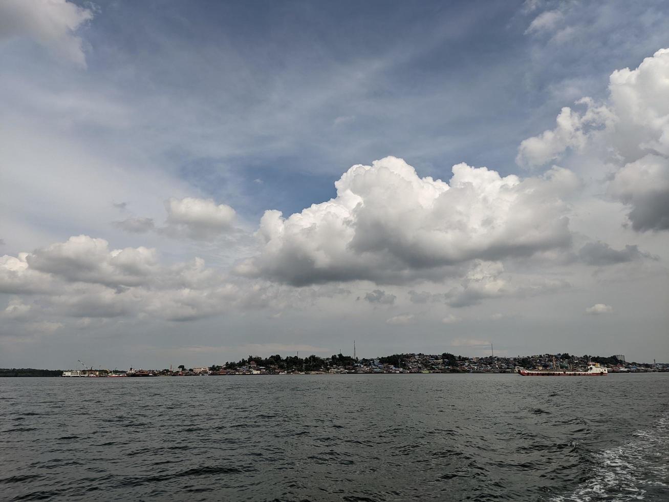 foto van het landschap in de wateren van de baai van kalimantan