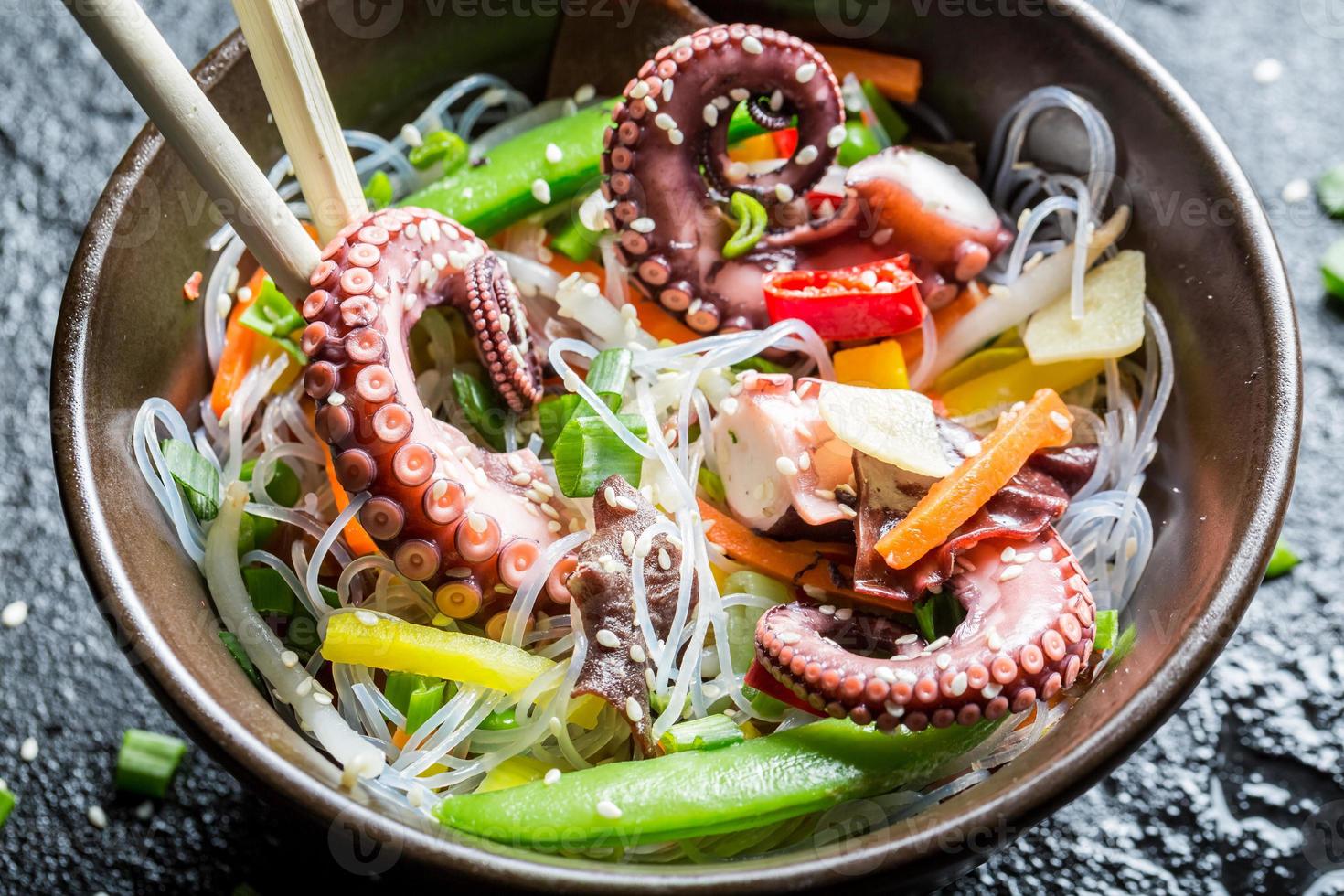 noedels met groenten en octopus foto