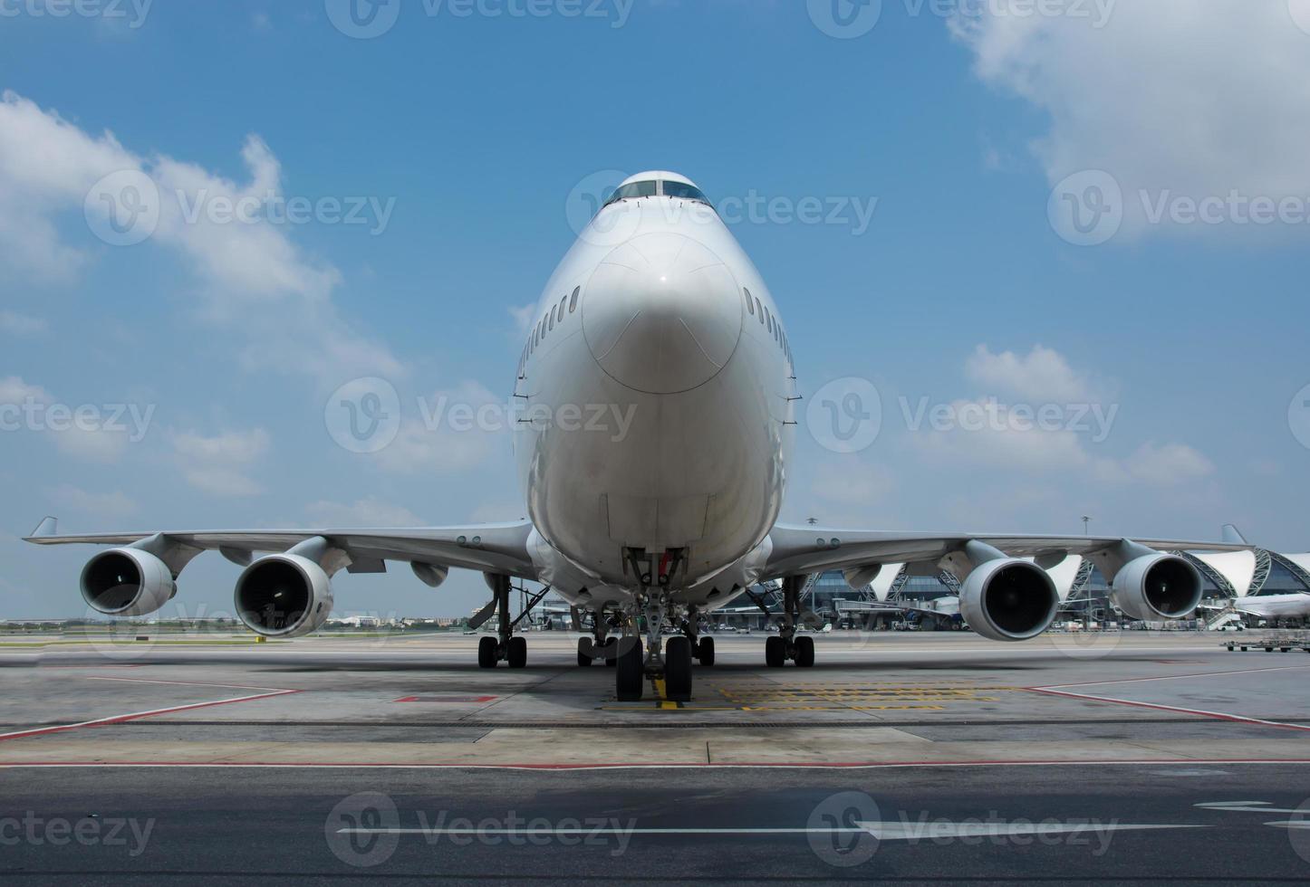 passagiersvliegtuigen op de luchthaven foto