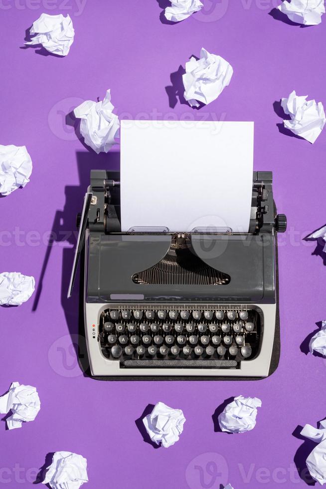 vintage schrijfmachine met een blanco vel papier foto