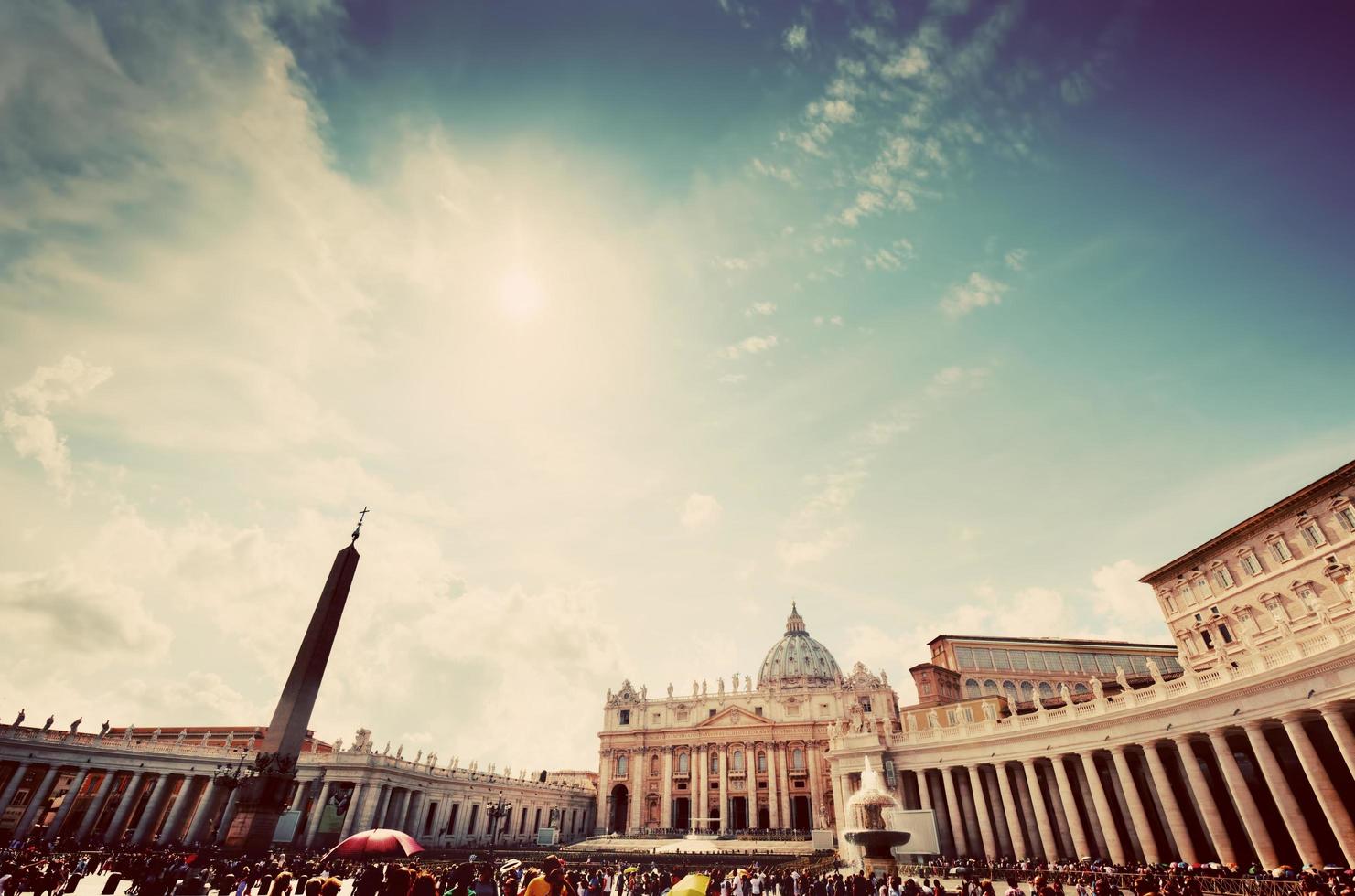 vaticaanstad, italië, 2022 - st. Petersplein in Vaticaanstad. zicht op de basiliek, zuilengalerijen en de obelisk foto
