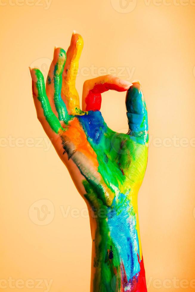 beschilderde hand met ok teken, kleurrijk plezier. foto