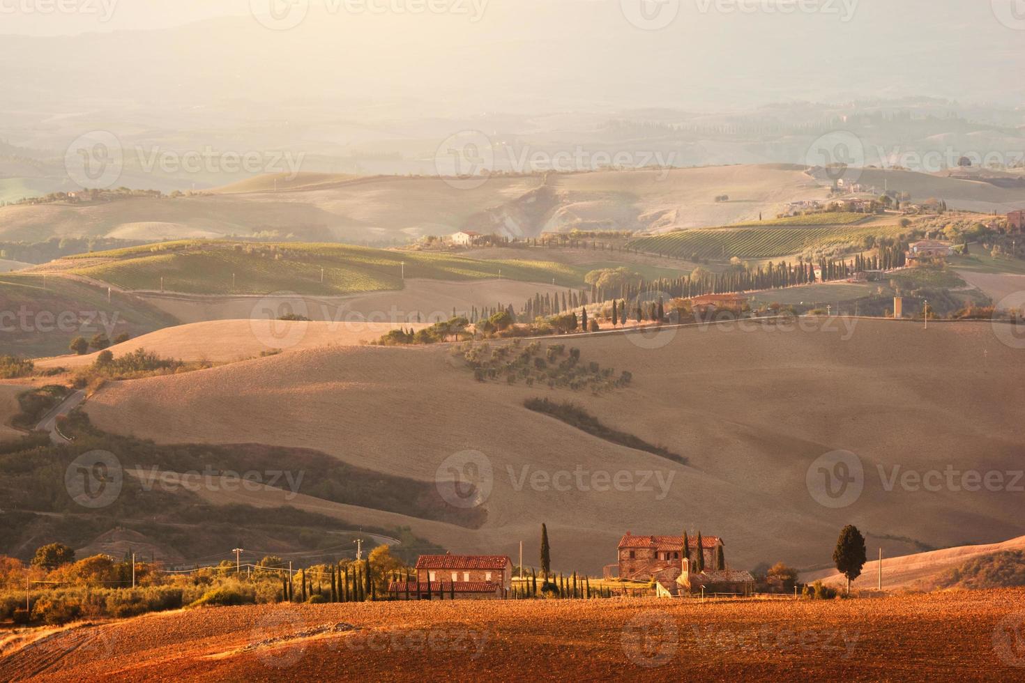 Toscane landschap bij zonsopgang. Toscaanse boerderij, wijngaard, heuvels. foto