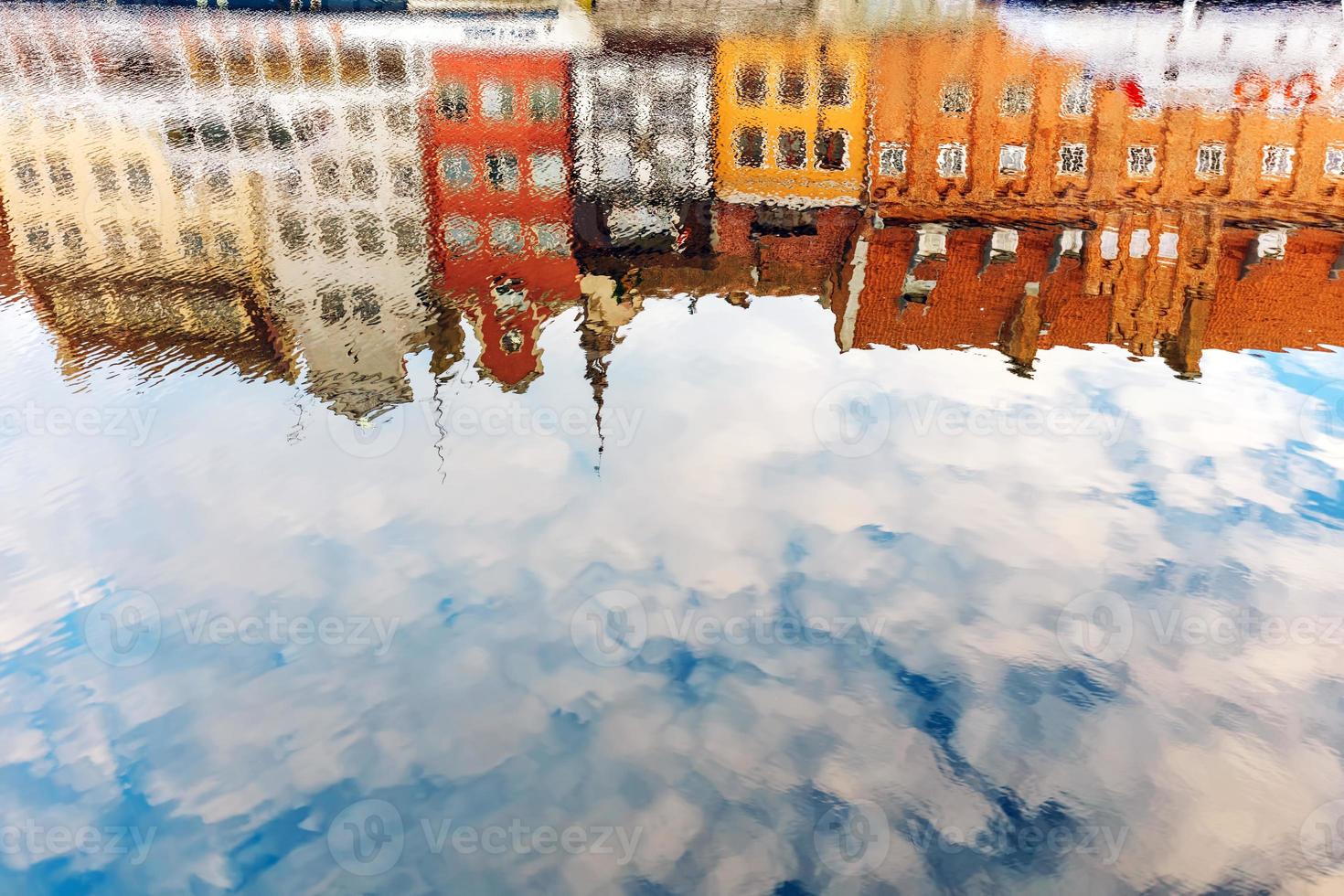 weerspiegeling van de oude stad van gdansk in de rivier de motlawa foto