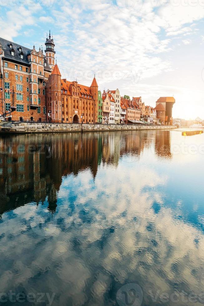 oud gebouw in de oude stad, gdansk en de motlawa-rivier foto