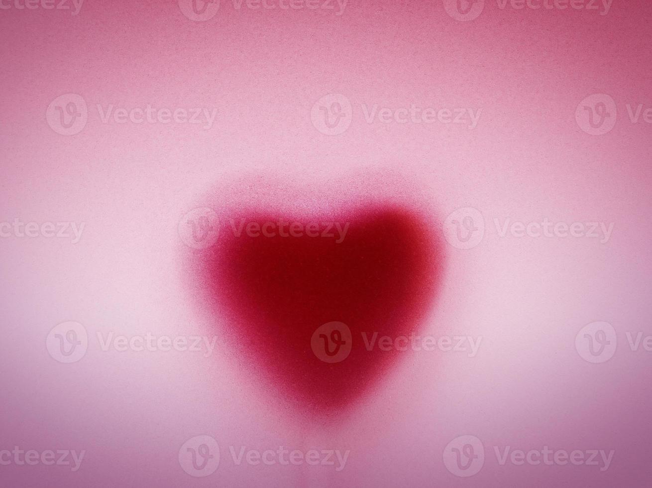 hartvorm achter melkachtig matglas. liefde, romantische achtergrond foto