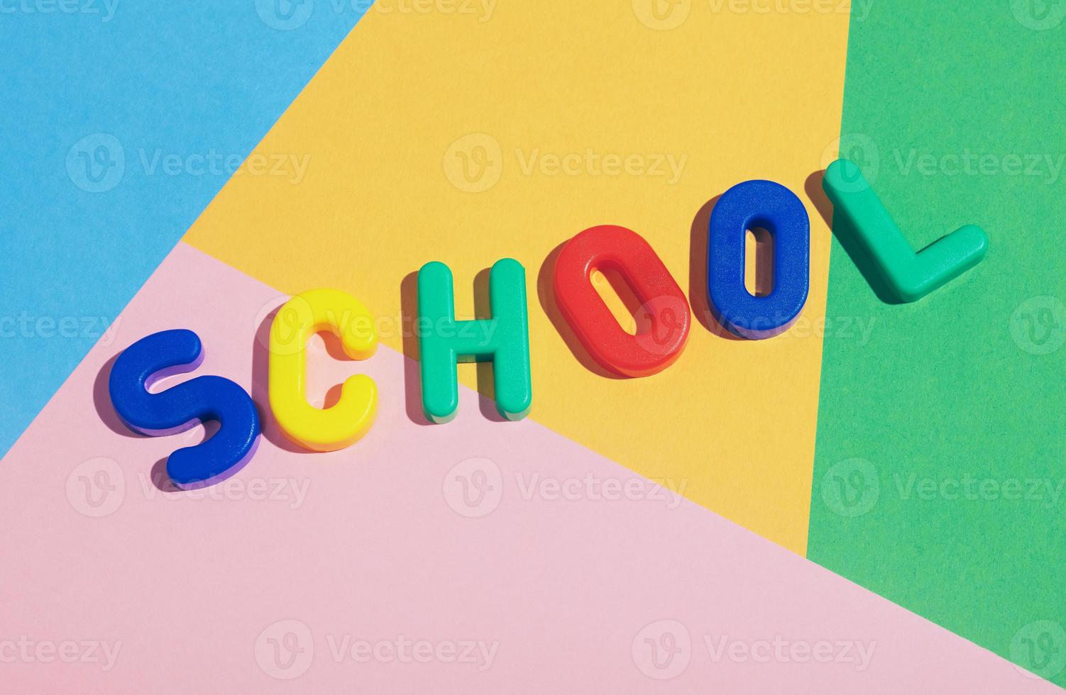 school schrijven op een kleurrijke pastel achtergrond. foto