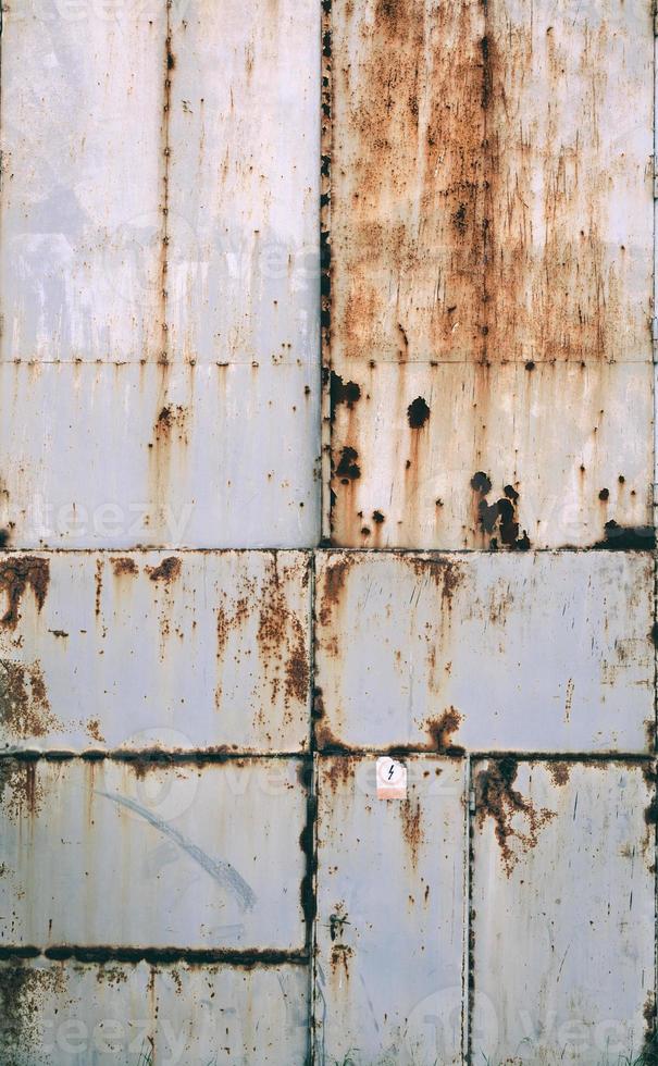 oude grunge metalen roestige deuren. foto