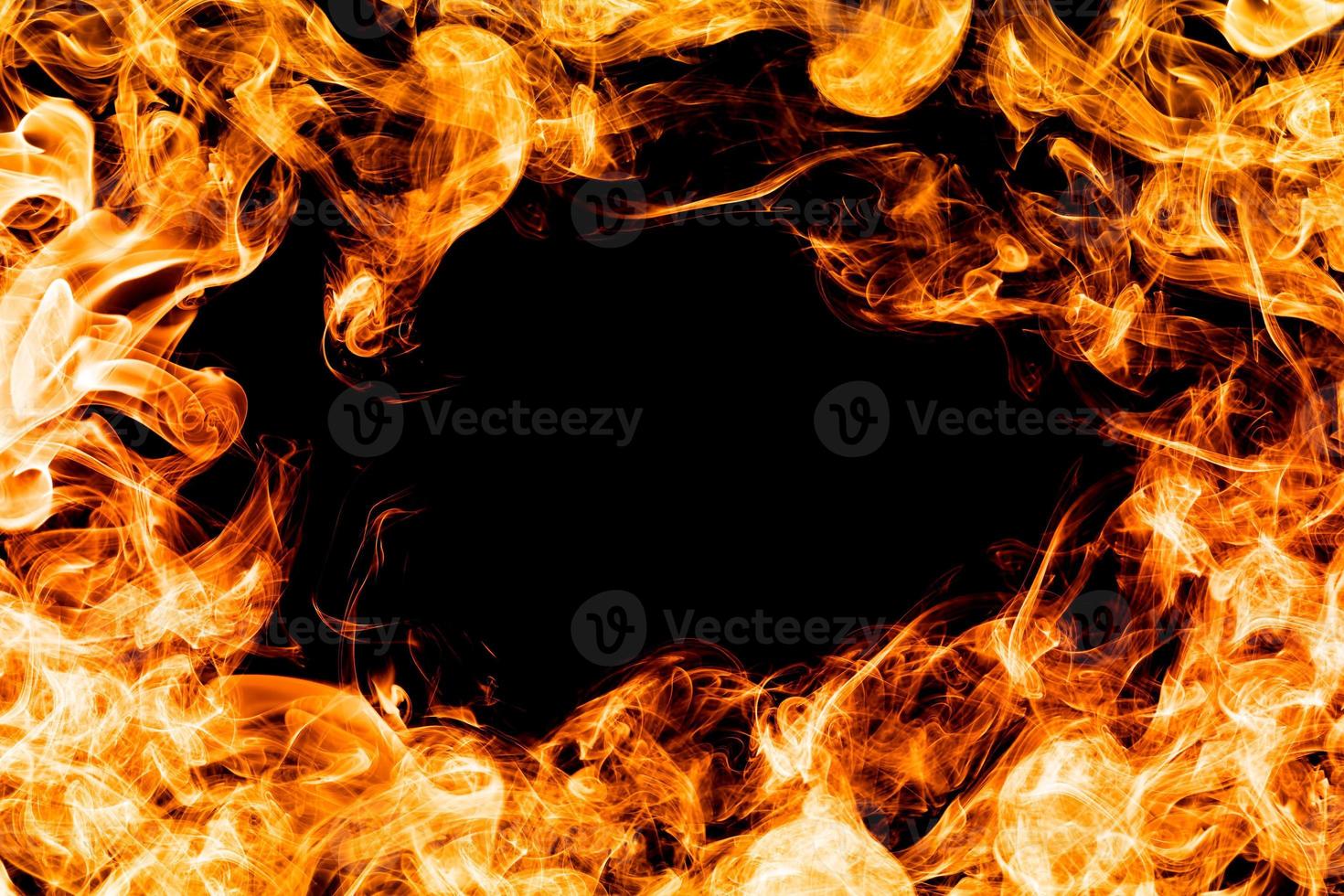 brand vlammen op zwarte achtergrond, frame, grens. foto