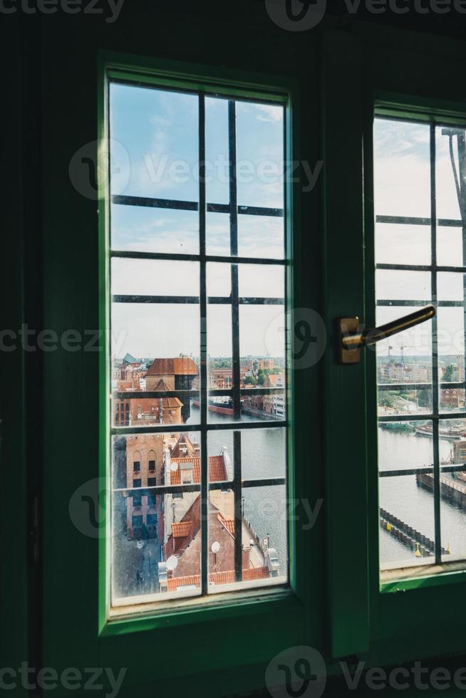 zicht op het oude stadsgebouw in gdansk door het raam foto