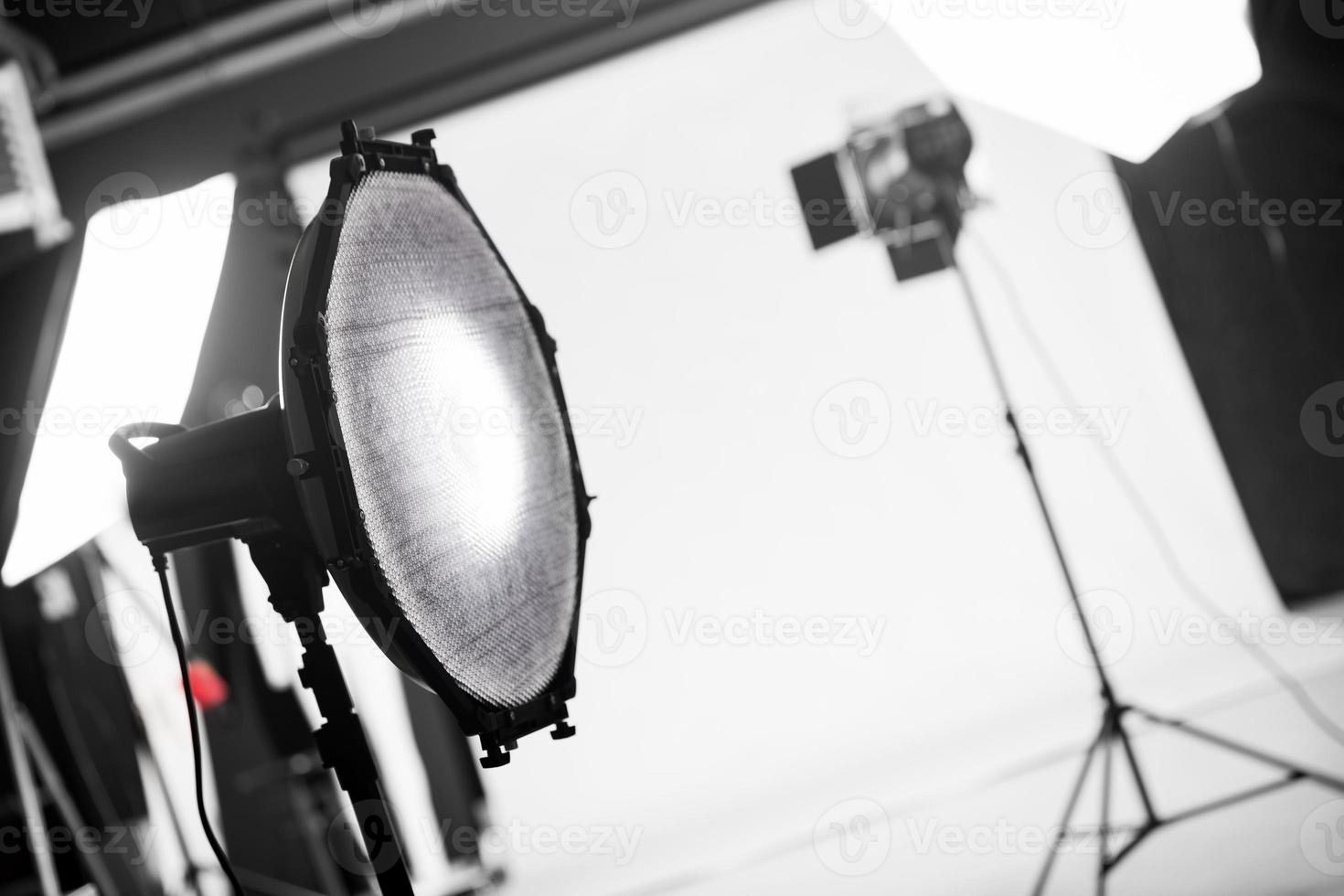 fotostudio met professionele verlichtingsapparatuur. foto