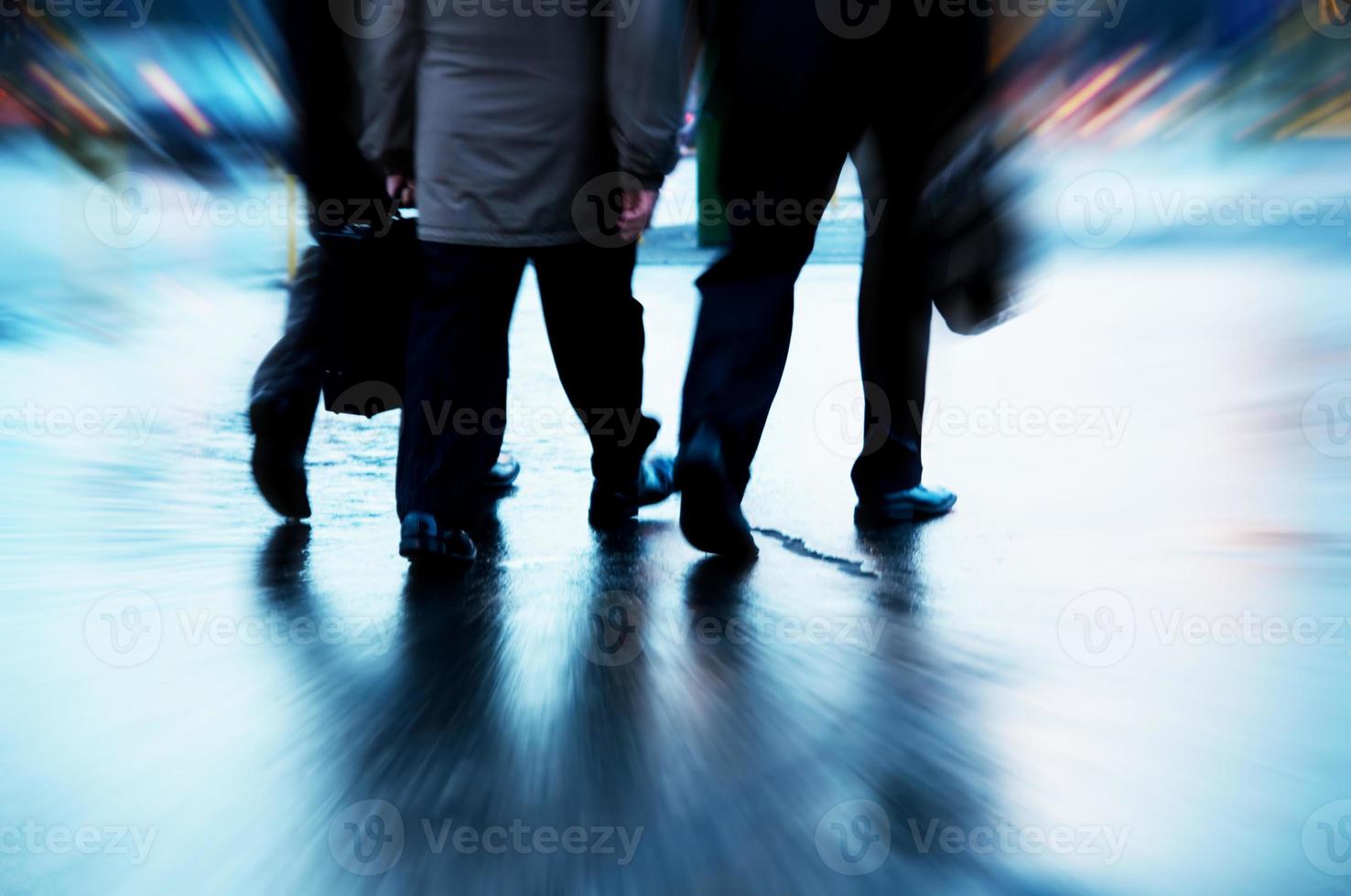 drukke zakenmensen lopen foto