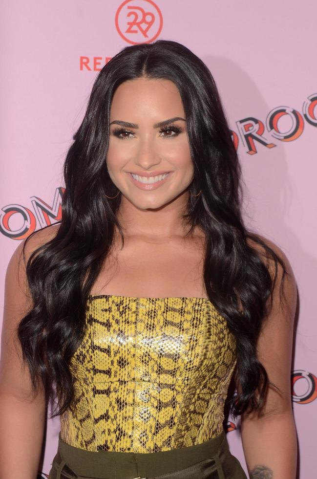 los angeles, 6 dec - demi lovato bij het debuut van 29rooms aan de westkust gepresenteerd door raffinaderij29 op de rij dtla op 6 december 2017 in los angeles, ca foto