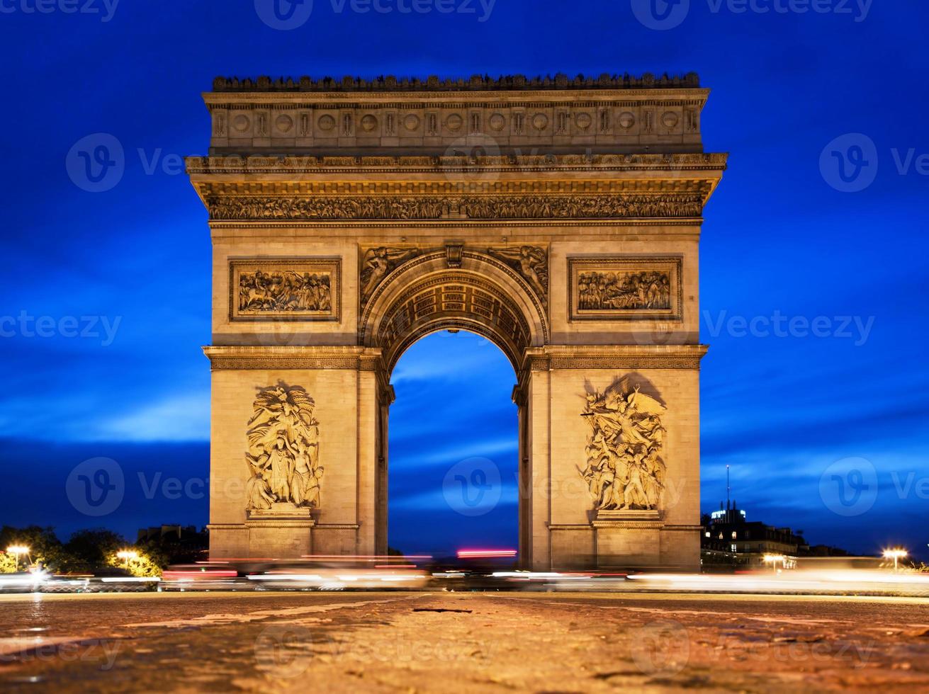 arc de triomphe bij nacht, parijs, frankrijk. foto