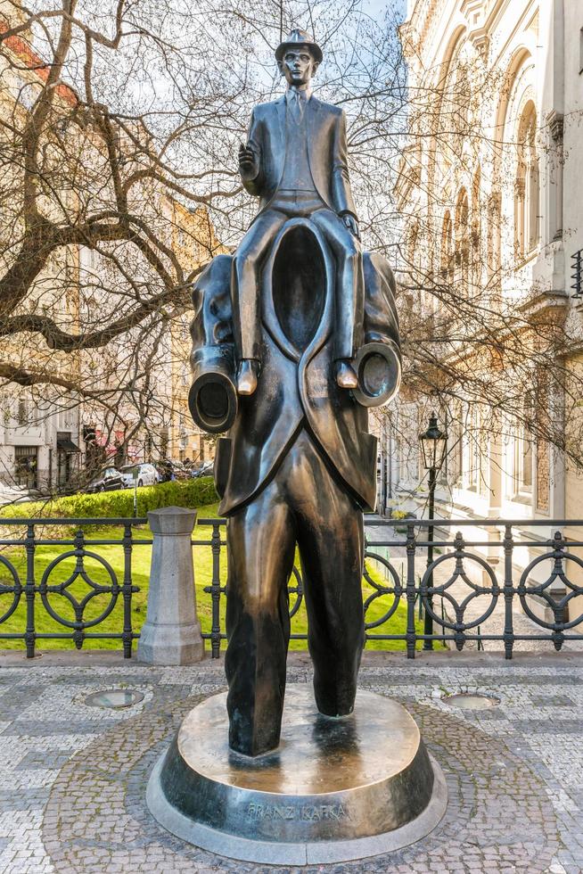 praag, tsjechische republiek, 2022 - bronzen beeld van franz kafka in praag, tsjechië. foto