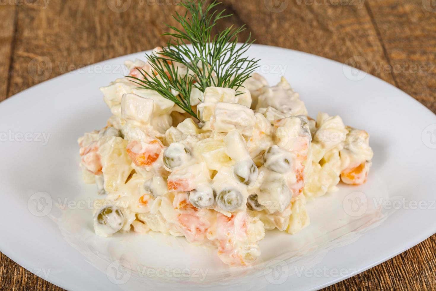 traditionele Russische salade met mayonaise foto