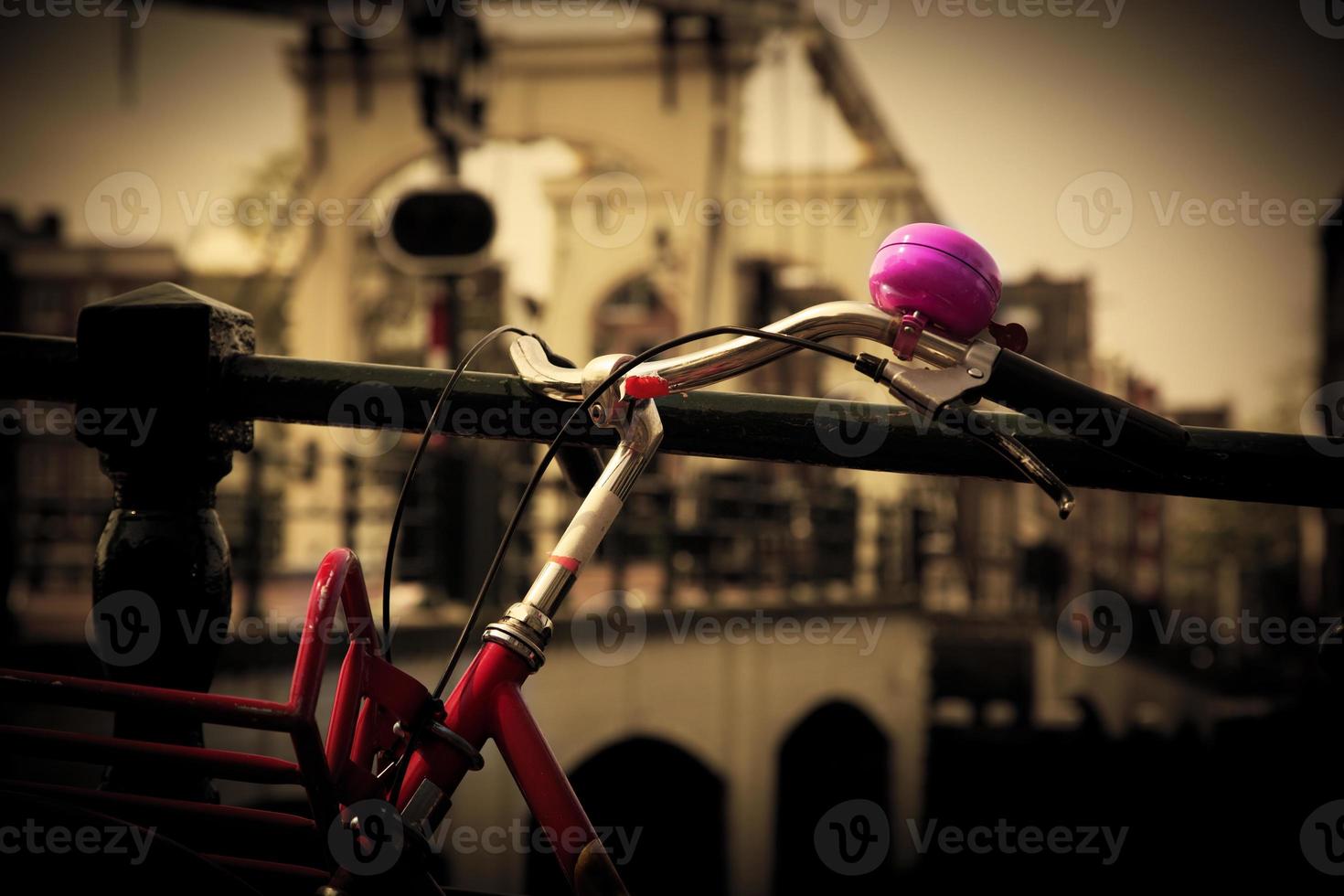 de magere brug, amsterdam. fiets close-up foto