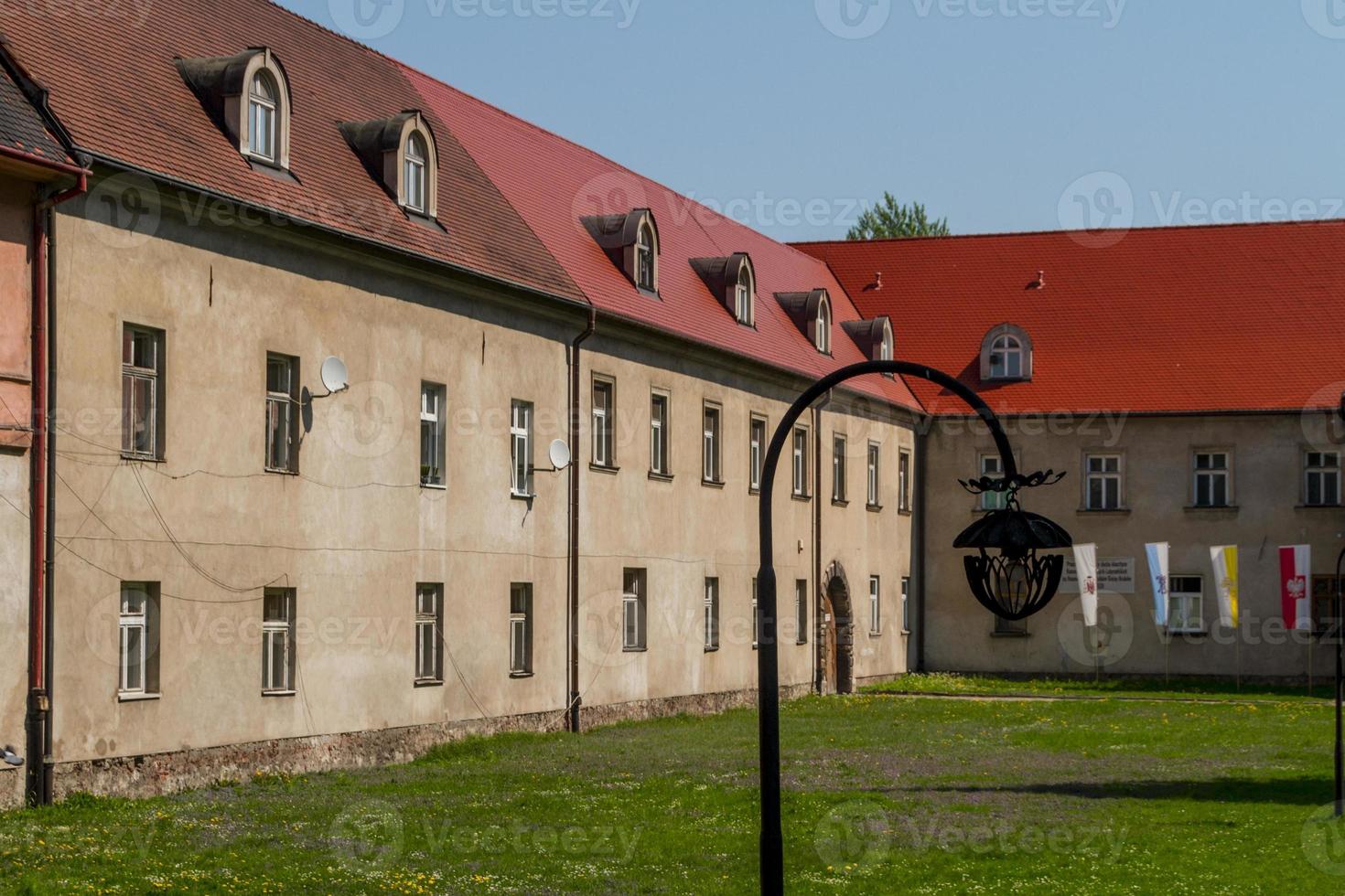 mooie gevel van het oude herenhuis in krakau, polen foto