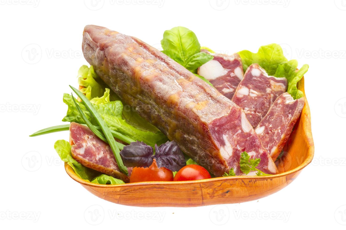 rijpe salami met salade, basilicum, ui en tomaat foto