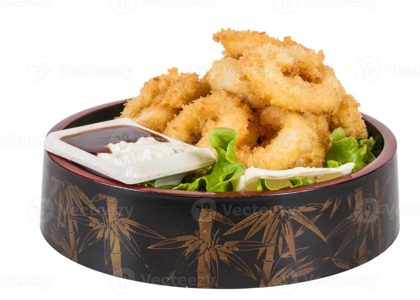 diep beslag gefrituurde inktvisringen calamares met groene salade foto
