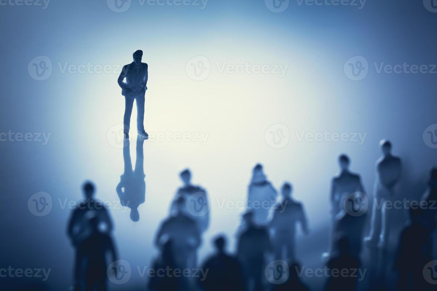 alleenstaande man die voor een groep mensen staat. foto