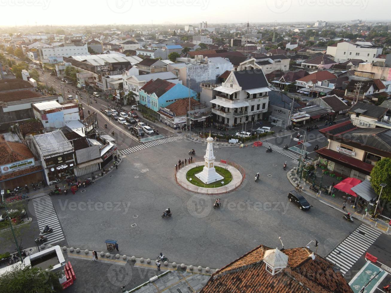 luchtfoto van tugu yogyakarta landmark met druk verkeer. Yogyakarta, Indonesië - maart 2022 foto