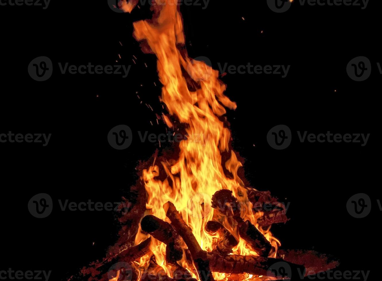 brand in de winter - nacht foto