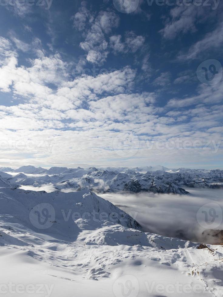 hoge bergen in de winter foto
