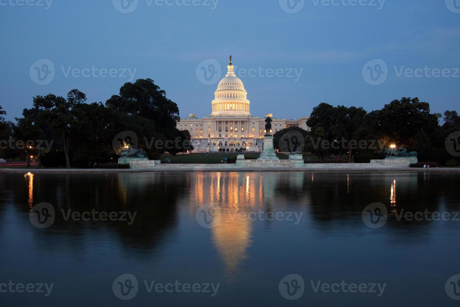 Capitol gebouw 's nachts foto