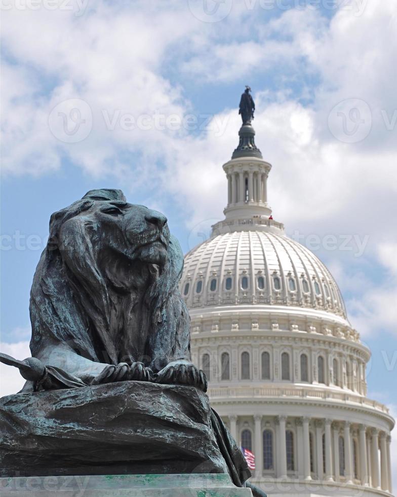 Capitol gebouw met leeuw standbeeld foto