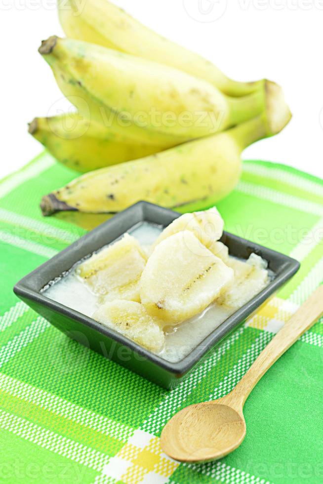 kluay buat chi of gezoete banaan gekookt in kokosmelk foto
