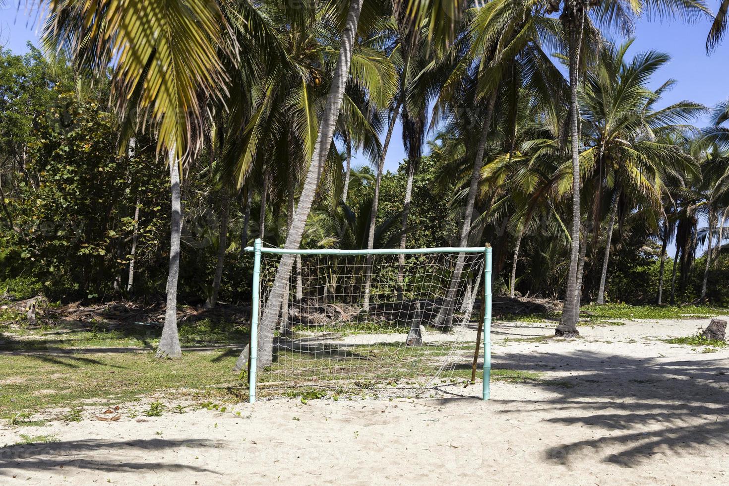 leeg voetbaldoel op een tropisch strand foto