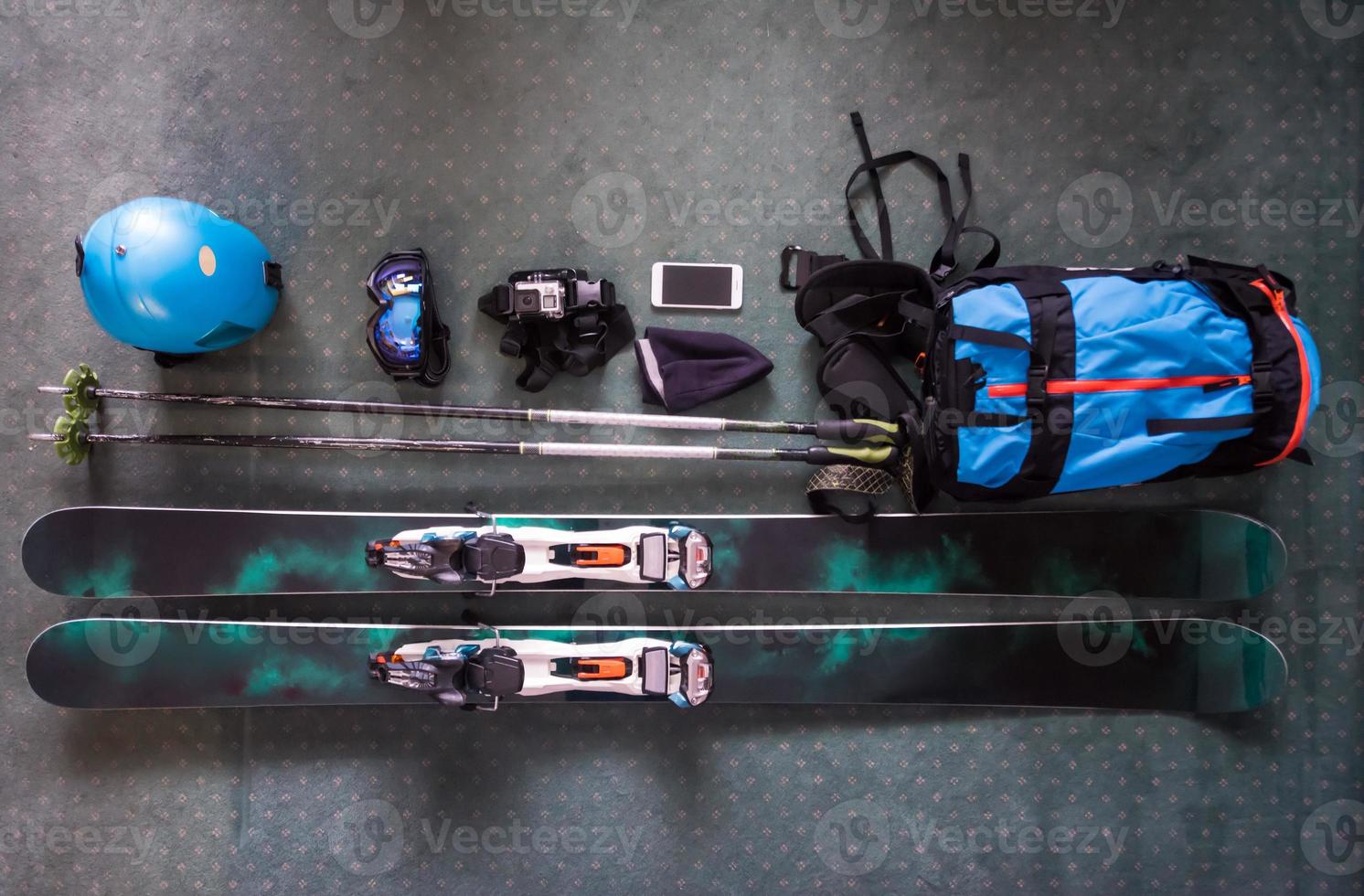 bovenaanzicht van ski-accessoires foto