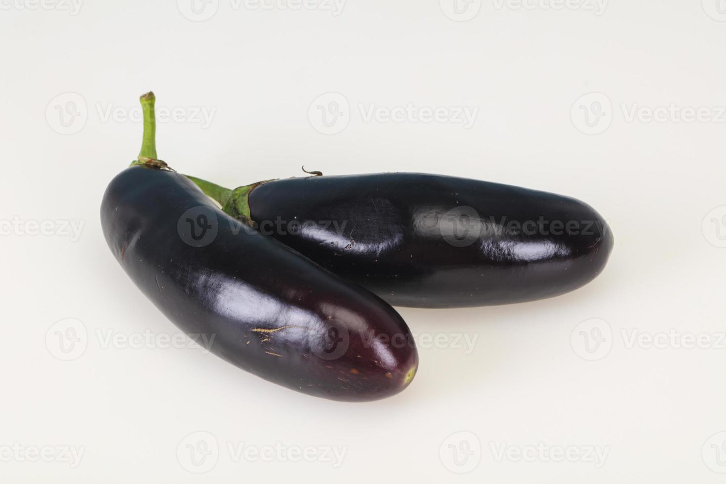 rijpe aubergine geïsoleerd op wit foto
