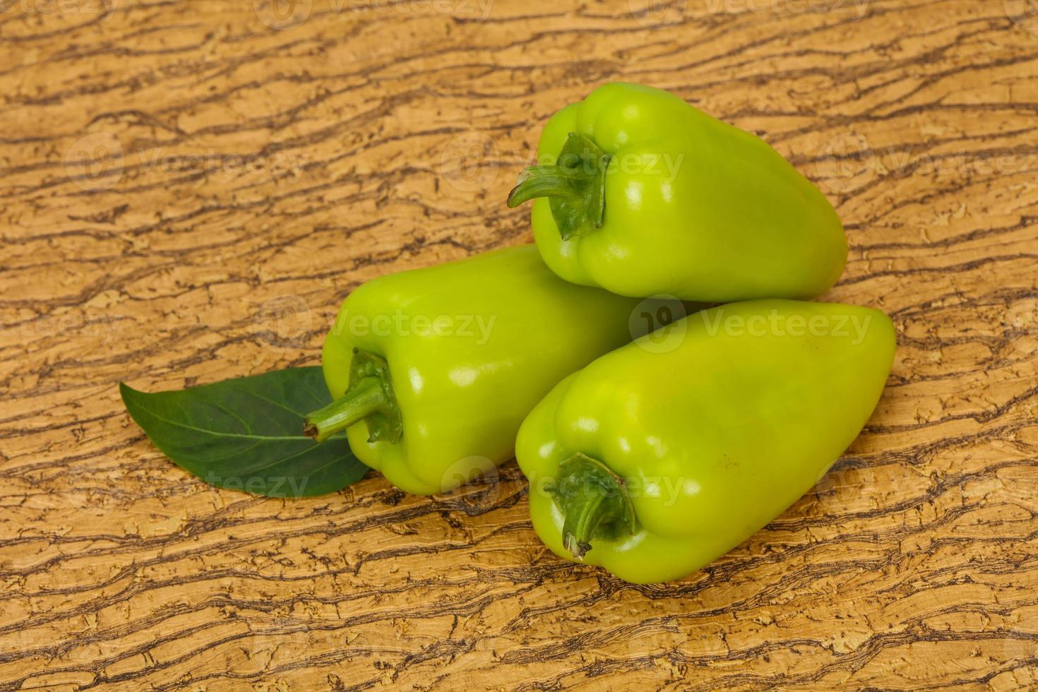 groene paprika over houten achtergrond foto