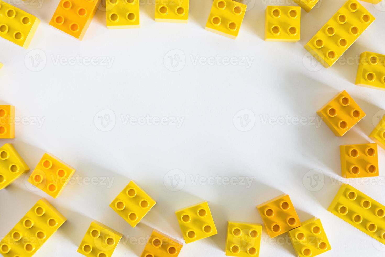 gele plastic bouwstenen met lege copyspace foto