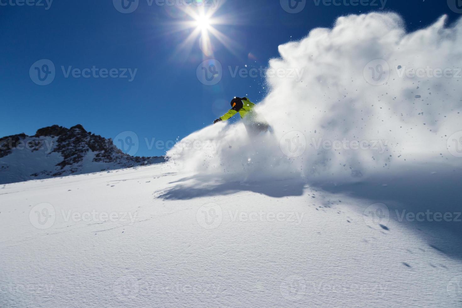 alpine skiër op de piste, skiën bergafwaarts foto