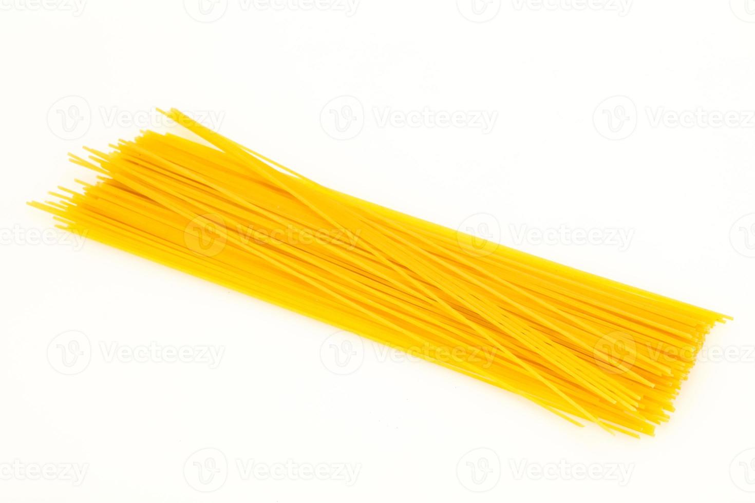 droge rauwe spaghetti voor bowlen foto