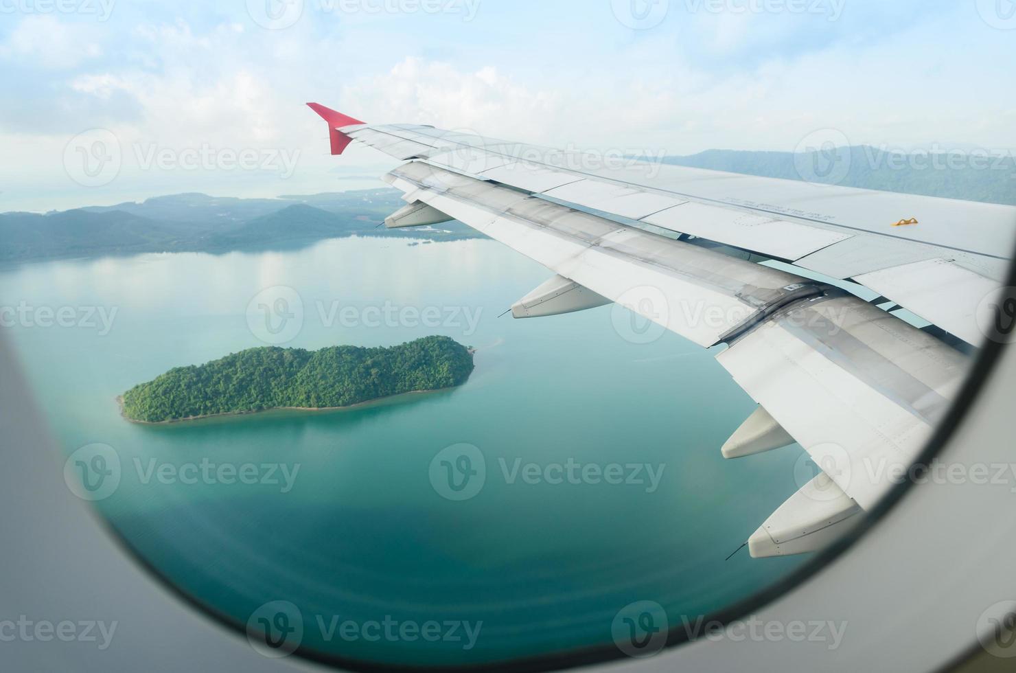Ariel uitzicht op eiland vanuit vliegtuig raam foto